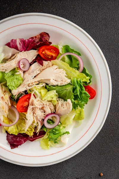 Salata tavuğu, et ve sebze domates, yeşil yaprak marul, soğan doğal ürün lezzetli aperatif taze lezzetli gurme yemek arka planı masa rustik üst manzara fotokopi alanı keto ve paleo diyeti