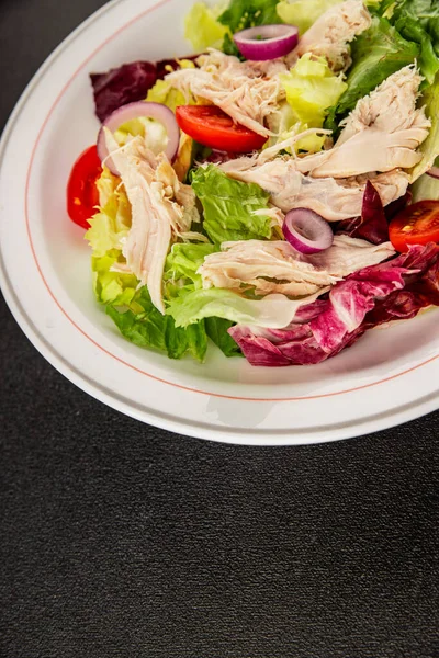 Salata tavuğu, et ve sebze domates, yeşil yaprak marul, soğan doğal ürün lezzetli aperatif taze lezzetli gurme yemek arka planı masa rustik üst manzara fotokopi alanı keto ve paleo diyeti