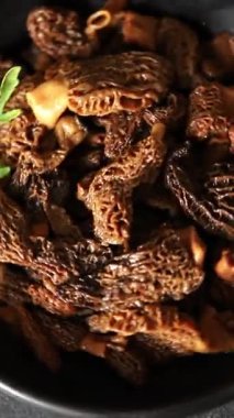 Morels mantarları doğal mantarları sağlıklı yiyecekleri aperatifleri taze lezzetli gurme yemek arka planlarını masadaki rustik yiyecekleri fotokopi alanı keto ve paleo diyeti vejetaryen ve vejetaryen yemekleri.