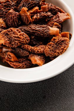 Morels mantarları doğal mantarları sağlıklı yiyecekleri aperatifleri taze lezzetli gurme yemek arka planlarını masadaki rustik yiyecekleri fotokopi alanı keto ve paleo diyeti vejetaryen ve vejetaryen yemekleri.