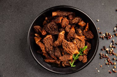 Morels mantarları doğal mantarları sağlıklı yiyecekleri aperatifleri taze lezzetli gurme yemek arka planlarını masadaki rustik yiyecekleri fotokopi alanı keto ve paleo diyeti vejetaryen ve vejetaryen yemekleri.