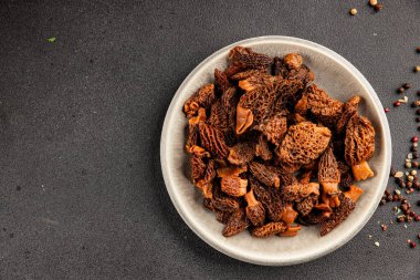 Morels mantarları doğal mantarları sağlıklı yiyecekleri aperatifleri taze lezzetli gurme yemek arka planlarını masadaki rustik yiyecekleri fotokopi alanı keto ve paleo diyeti vejetaryen ve vejetaryen yemekleri.