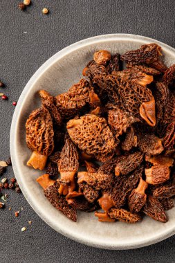 Morels mantarları doğal mantarları sağlıklı yiyecekleri aperatifleri taze lezzetli gurme yemek arka planlarını masadaki rustik yiyecekleri fotokopi alanı keto ve paleo diyeti vejetaryen ve vejetaryen yemekleri.
