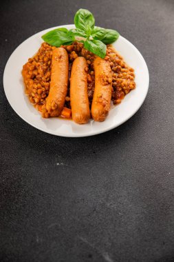 Mercimekli sosis ikinci tabak lezzetli aperatif lezzetli gurme yemek arkaplanı masa rustik üst görünüm fotokopi alanı