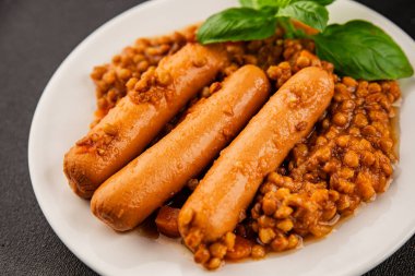 Mercimekli sosis ikinci tabak lezzetli aperatif lezzetli gurme yemek arkaplanı masa rustik üst görünüm fotokopi alanı