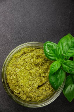 Pesto soslu fesleğen, zeytinyağı, parmesan, çam fıstığı, sarımsaklı doğal ürün lezzetli çerez, lezzetli yemek arkaplan rustik üst görünüm fotokopi alanı.