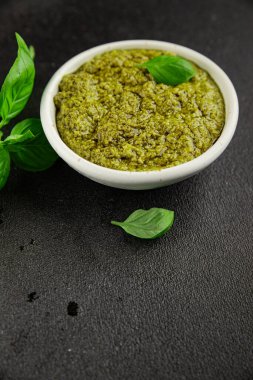 Pesto soslu fesleğen, zeytinyağı, parmesan, çam fıstığı, sarımsaklı doğal ürün lezzetli çerez, lezzetli yemek arkaplan rustik üst görünüm fotokopi alanı.
