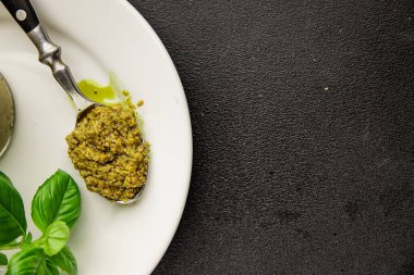 Pesto soslu fesleğen, zeytinyağı, parmesan, çam fıstığı, sarımsaklı doğal ürün lezzetli çerez, lezzetli yemek arkaplan rustik üst görünüm fotokopi alanı.