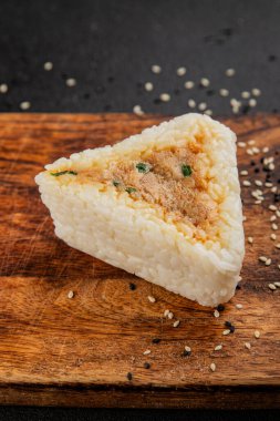 Onigiri sushi ton balığı. Japon yemeği. Lezzetli aperatifler.