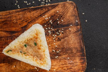 Onigiri sushi ton balığı. Japon yemeği. Lezzetli aperatifler.