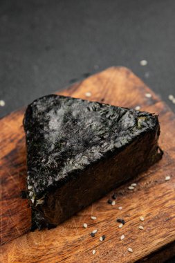 Onigiri sushi ton balığı. Japon yemeği. Lezzetli aperatifler.