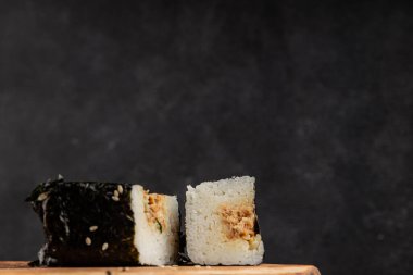 Onigiri sushi ton balığı. Japon yemeği. Lezzetli aperatifler.