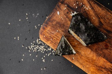 Onigiri sushi ton balığı. Japon yemeği. Lezzetli aperatifler.