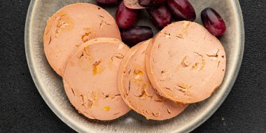 Kaz ciğeri ezmesi kaz ciğeri leziz aperatif lezzetli lezzetli gurme yemek arkaplanı masanın kırsal kesiminde fotokopi alanı