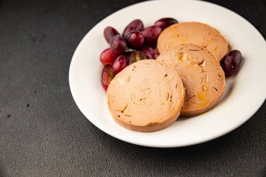 Kaz ciğeri ezmesi kaz ciğeri leziz aperatif lezzetli lezzetli gurme yemek arkaplanı masanın kırsal kesiminde fotokopi alanı