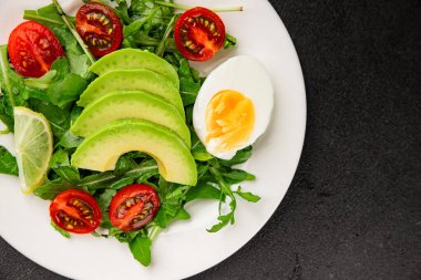 Avokado salatası roka, yumurta, domates, karışık yeşillikler, sebzeler taze gurme yemek arka plan lezzetli yemek masa üstü kırsal yemek fotokopi alanı keto ve paleo diyeti vejetaryen yemeği