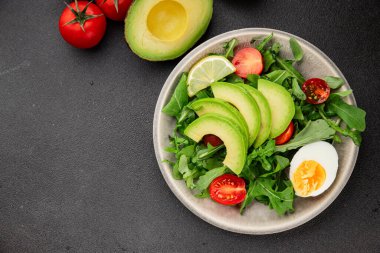 Avokado salatası roka, yumurta, domates, karışık yeşillikler, sebzeler taze gurme yemek arka plan lezzetli yemek masa üstü kırsal yemek fotokopi alanı keto ve paleo diyeti vejetaryen yemeği