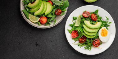 Avokado salatası roka, yumurta, domates, karışık yeşillikler, sebzeler taze gurme yemek arka plan lezzetli yemek masa üstü kırsal yemek fotokopi alanı keto ve paleo diyeti vejetaryen yemeği