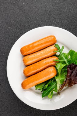 Sosis vejetaryen soya eti, bitkisel gıda, fast food, lezzetli aperatifler, lezzetli gurme yemek arka planı, masadaki rustik üst görünüm fotokopi alanı keto, ya da paleo diyet vejetaryen ya da vejetaryen yemeği.
