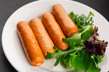Sosis vejetaryen soya eti, bitkisel gıda, fast food, lezzetli aperatifler, lezzetli gurme yemek arka planı, masadaki rustik üst görünüm fotokopi alanı keto, ya da paleo diyet vejetaryen ya da vejetaryen yemeği.