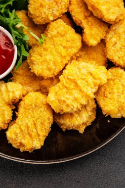 Tavuk nuggetları fast food doğal lezzetli aperatifler taze lezzetli gurme yemek arka planı masa rustik üst görünüm fotokopi alanı