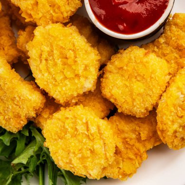 Tavuk nuggetları fast food doğal lezzetli aperatifler taze lezzetli gurme yemek arka planı masa rustik üst görünüm fotokopi alanı