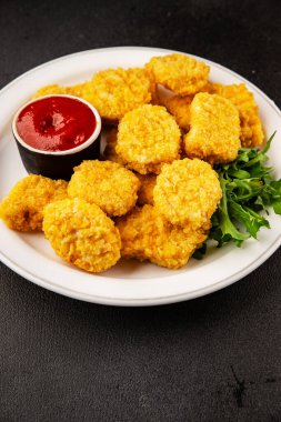 Tavuk nuggetları fast food doğal lezzetli aperatifler taze lezzetli gurme yemek arka planı masa rustik üst görünüm fotokopi alanı