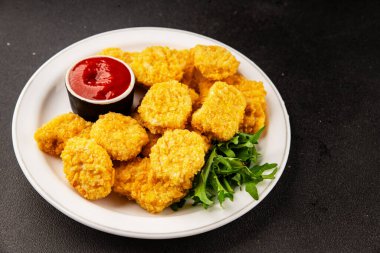 Tavuk nuggetları fast food doğal lezzetli aperatifler taze lezzetli gurme yemek arka planı masa rustik üst görünüm fotokopi alanı