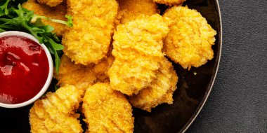 Tavuk nuggetları fast food doğal lezzetli aperatifler taze lezzetli gurme yemek arka planı masa rustik üst görünüm fotokopi alanı
