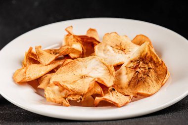 Elma cipsi kurutulmuş elma, tatlı dilimler, doğal sağlıklı yiyecek ana yemek aperatifler, taze lezzetli masa, gurme yemek arkaplanı, masa üstü yemekleri, fotokopi alanı keto ve paleo diyeti vejetaryen ve vejetaryen yemekleri.