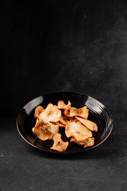 Elma cipsi kurutulmuş elma, tatlı dilimler, doğal sağlıklı yiyecek ana yemek aperatifler, taze lezzetli masa, gurme yemek arkaplanı, masa üstü yemekleri, fotokopi alanı keto ve paleo diyeti vejetaryen ve vejetaryen yemekleri.