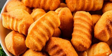 Madeleine tatlı bisküvi tatlı tatlı aperatif lezzetli leziz gurme yemek masası rustik yiyecekler üst görünüm fotokopi alanı