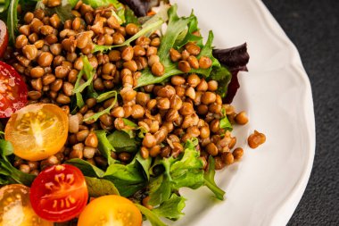 Mercimek salatası sebzeleri, domates, yeşil yaprak marul lezzetli aperatif lezzetli lezzetli gurme yemek masası kırsal üst görünüm fotokopi alanı keto ve paleo diyet vejetaryen ve vejetaryen yemekleri.