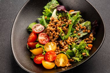 Mercimek salatası sebzeleri, domates, yeşil yaprak marul lezzetli aperatif lezzetli lezzetli gurme yemek masası kırsal üst görünüm fotokopi alanı keto ve paleo diyet vejetaryen ve vejetaryen yemekleri.