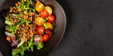 Mercimek salatası sebzeleri, domates, yeşil yaprak marul lezzetli aperatif lezzetli lezzetli gurme yemek masası kırsal üst görünüm fotokopi alanı keto ve paleo diyet vejetaryen ve vejetaryen yemekleri.