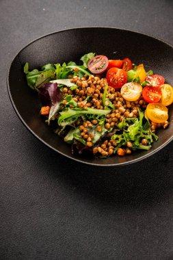 Mercimek salatası sebzeleri, domates, yeşil yaprak marul lezzetli aperatif lezzetli lezzetli gurme yemek masası kırsal üst görünüm fotokopi alanı keto ve paleo diyet vejetaryen ve vejetaryen yemekleri.