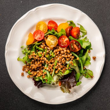 Mercimek salatası sebzeleri, domates, yeşil yaprak marul lezzetli aperatif lezzetli lezzetli gurme yemek masası kırsal üst görünüm fotokopi alanı keto ve paleo diyet vejetaryen ve vejetaryen yemekleri.