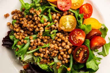 Mercimek salatası sebzeleri, domates, yeşil yaprak marul lezzetli aperatif lezzetli lezzetli gurme yemek masası kırsal üst görünüm fotokopi alanı keto ve paleo diyet vejetaryen ve vejetaryen yemekleri.