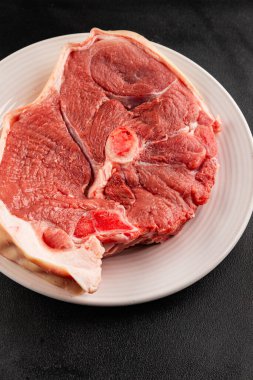 Kemiksiz jambonlu biftek, çiğ domuz jambonu kemikli lezzetli aperatif taze gurme yemek arkaplanı masa kırsal yiyeceklerin üst görünümü fotokopi alanı.