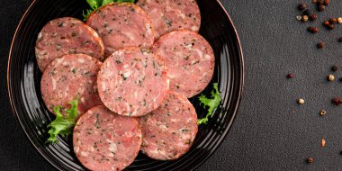 Sosis, sarımsak ve baharat dilimleri salam eti lezzetli çerez taze gurme yemek arkaplanı masa rustik gıda üst görünümü fotokopi alanı