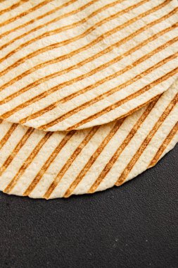 Lavaş ızgarası lezzetli atıştırmalıklar için hazır taze gurme yemek arkaplanı masa rustik gıda üst görünüm fotokopi alanı