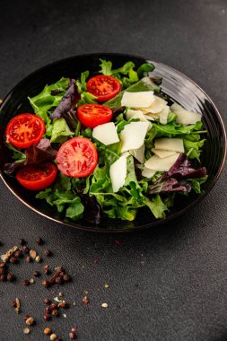 Parmesan peynirli sebze salatası domates, roka, yeşil yaprak marul sağlıklı yemek ana yemek aperatifi taze lezzetli gurme yemek arkaplanı masa rustik yemek üst görünüm uzay keto ve paleo diyet vejetaryen gıda