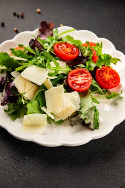 Parmesan peynirli sebze salatası domates, roka, yeşil yaprak marul sağlıklı yemek ana yemek aperatifi taze lezzetli gurme yemek arkaplanı masa rustik yemek üst görünüm uzay keto ve paleo diyet vejetaryen gıda
