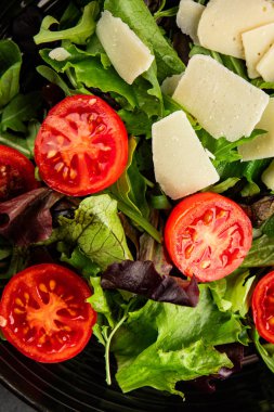 Parmesan peynirli sebze salatası domates, roka, yeşil yaprak marul sağlıklı yemek ana yemek aperatifi taze lezzetli gurme yemek arkaplanı masa rustik yemek üst görünüm uzay keto ve paleo diyet vejetaryen gıda