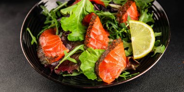 Somon salatası yeşil yaprak salatası deniz ürünleri doğal sağlıklı yemek ana yemek ana yemek aperatif taze gurme yemek arka plan masa rustik gıda üst görünüm fotokopi uzay keto ve paleo diyet vejetaryen diyet pesseeter diyet