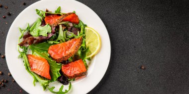 Somon salatası yeşil yaprak salatası deniz ürünleri doğal sağlıklı yemek ana yemek ana yemek aperatif taze gurme yemek arka plan masa rustik gıda üst görünüm fotokopi uzay keto ve paleo diyet vejetaryen diyet pesseeter diyet