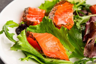 Somon salatası yeşil yaprak salatası deniz ürünleri doğal sağlıklı yemek ana yemek ana yemek aperatif taze gurme yemek arka plan masa rustik gıda üst görünüm fotokopi uzay keto ve paleo diyet vejetaryen diyet pesseeter diyet