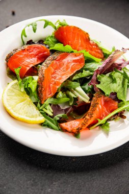 Somon salatası yeşil yaprak salatası deniz ürünleri doğal sağlıklı yemek ana yemek ana yemek aperatif taze gurme yemek arka plan masa rustik gıda üst görünüm fotokopi uzay keto ve paleo diyet vejetaryen diyet pesseeter diyet