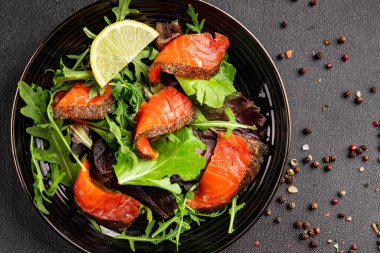 Somon salatası yeşil yaprak salatası deniz ürünleri doğal sağlıklı yemek ana yemek ana yemek aperatif taze gurme yemek arka plan masa rustik gıda üst görünüm fotokopi uzay keto ve paleo diyet vejetaryen diyet pesseeter diyet