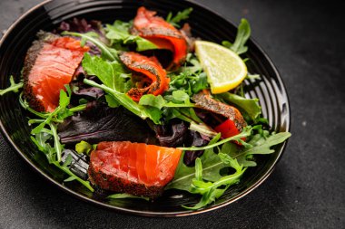 Somon salatası yeşil yaprak salatası deniz ürünleri doğal sağlıklı yemek ana yemek ana yemek aperatif taze gurme yemek arka plan masa rustik gıda üst görünüm fotokopi uzay keto ve paleo diyet vejetaryen diyet pesseeter diyet